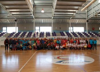 Foto de familia de los diez equipos participantes durante la primera jornada./SALUDMENTALCYL