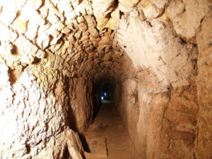 Galería con bóveda de piedra.