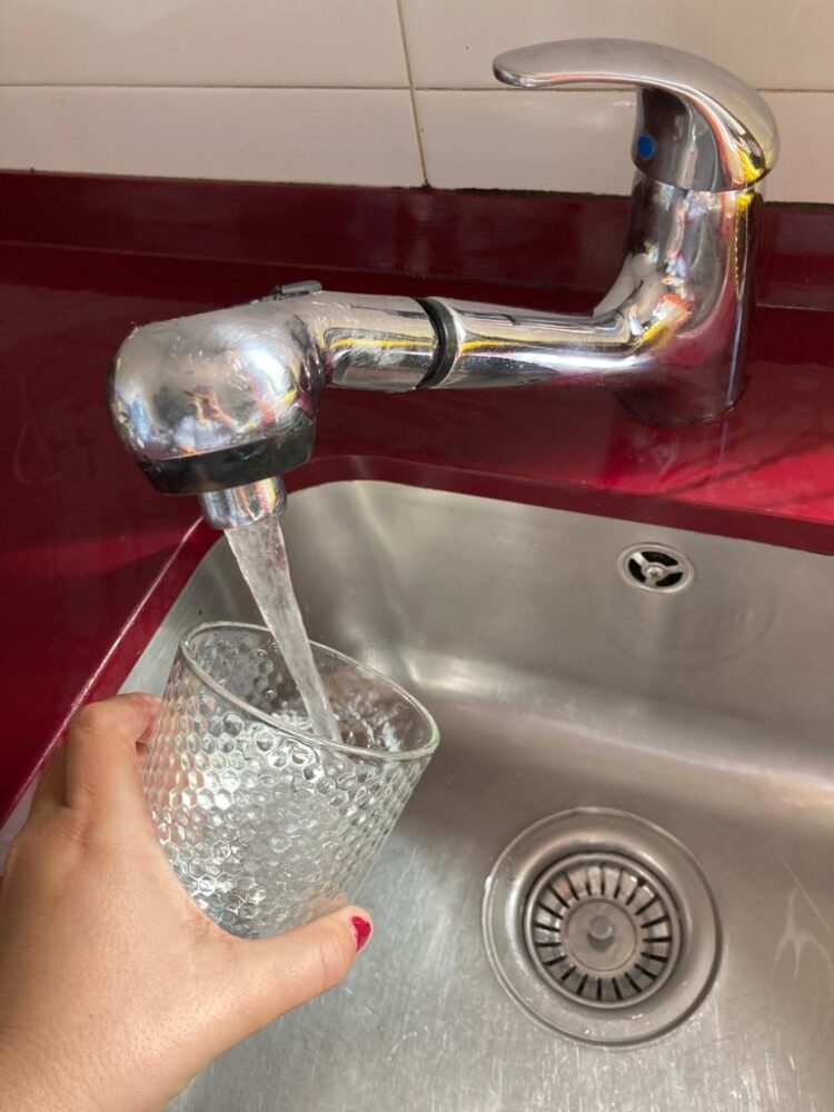 Corte de la red general de abastecimiento de agua en El Real Sitio de San Ildefonso 1 Imagen de archivo. Grifo de agua / E.A.