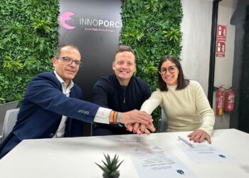 Elena Gutiérrez, presidenta de la ASPD, y Miguel Antona, director general de Innoporc, durante la firma./ASPD