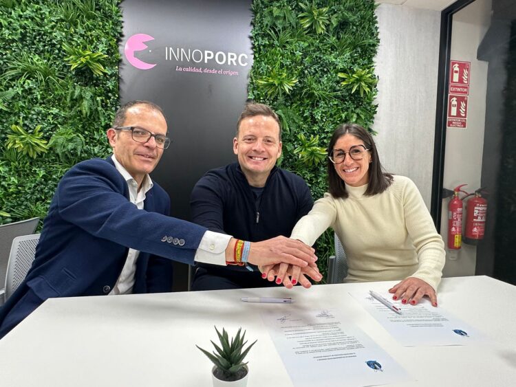Innoporc renueva su apoyo a la Gala del Deporte 1 Elena Gutiérrez, presidenta de la ASPD, y Miguel Antona, director general de Innoporc, durante la firma./ASPD