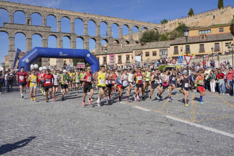 Los corredores toman la salida de la Media Maratón durante la edición pasada. /EL ADELANTADO