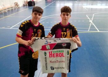 Germán Sánchez y Roberto Aguilar posan con la camiseta del BM.Nava durante la cita celebrada en Cataluña./BM. NAVA