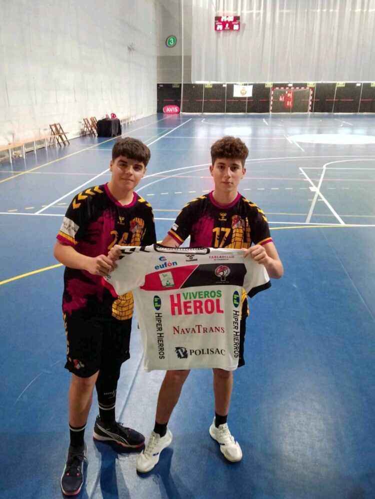 La cantera del Balonmano Nava brilla en el Campeonato de España 1 Germán Sánchez y Roberto Aguilar posan con la camiseta del BM.Nava durante la cita celebrada en Cataluña./BM. NAVA