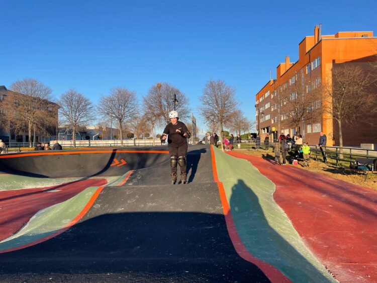 La pista de pump track en el barrio de Nueva Segovia ya es una realidad 1 Diferentes aficionados estrenan la pista ubicada en el barrio de Nueva Segovia./AYTO. SEGOVIA