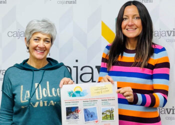 La guía oficial y representante de Nordic Walking, Isabel San Hipólito, y la directora de la Fundación Caja Rural, Beatriz Serrano.