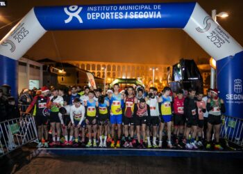 Los atletas sobre la línea de salida en la Avenida Padre Claret instantes antes de que arrancase la prueba./EL ADELANTADO