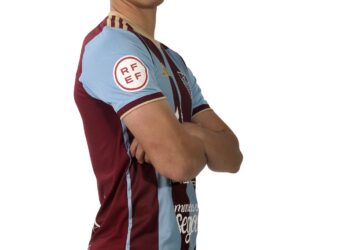 Marcel Céspedes posa con la camiseta de la Segoviana./JUAN MARTÍN-G. SEGOVIANA