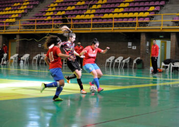 La jugadora del Segosala persigue el balón ante dos rivales del Avilasala en una imagen de archivo./E.A