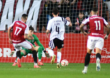 Pablo Fernández supera a Oliva y anota el tanto para el Nástic en el encuentro frente a la Segoviana./JUAN MARTÍN-G. SEGOVIANA