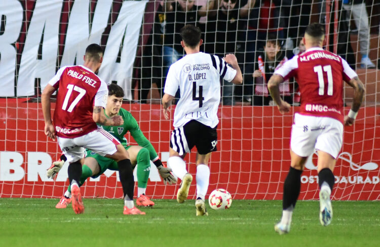 Pablo Fernández supera a Oliva y anota el tanto para el Nástic en el encuentro frente a la Segoviana./JUAN MARTÍN-G. SEGOVIANA