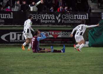 Miguel Berlanga se lamenta de una acción durante un instante del encuentro entre Segoviana y Tarazona celebrado en La Albuera./HÉCTOR CRIADO