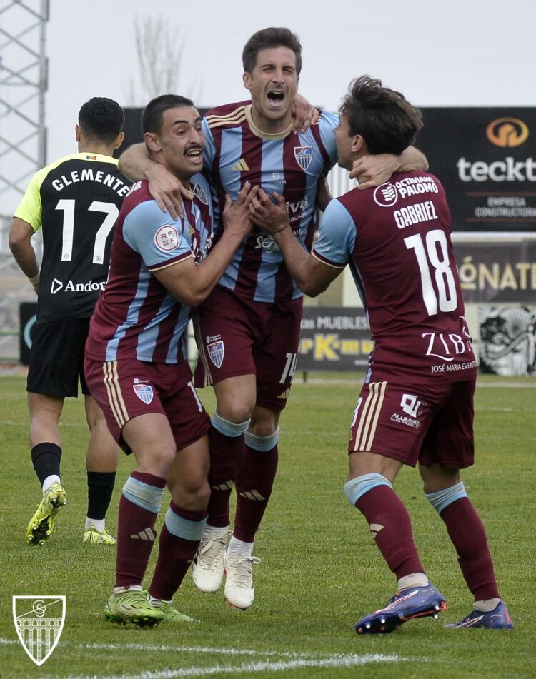 A por la primera alegría del año 1 Los jugadores de la Segoviana celebran el gol de Fer Llorente en el encuentro disputado ante el Andorra./JUAN MARTÍN-G. SEGOVIANA
