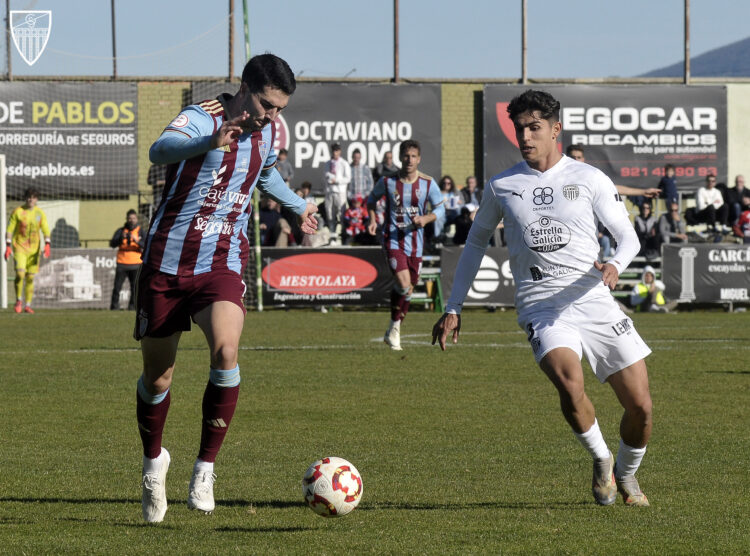 Miguel Berlanga, presente en los entrenamientos de la Segoviana 1 Miguel Berlanga conduce el balón en el duelo entre la Segoviana y el Lugo./JUAN MARTÍN-G. SEGOVIANA