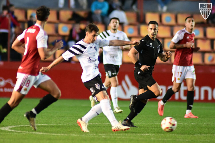 Borrón y cuenta nueva 1 Fer Llorente entrega un pase durante el encuentro entre Segoviana y Nástic./JUAN MARTÍN-G. SEGOVIANA