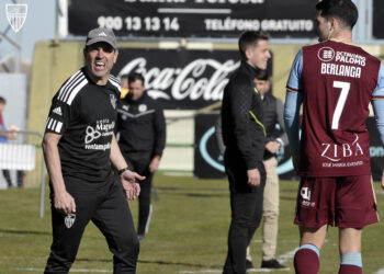 Ramsés Gil da instrucciones desde el banquillo en el partido entre Segoviana y Lugo./JUAN MARTÍN-G. SEGOVIANA