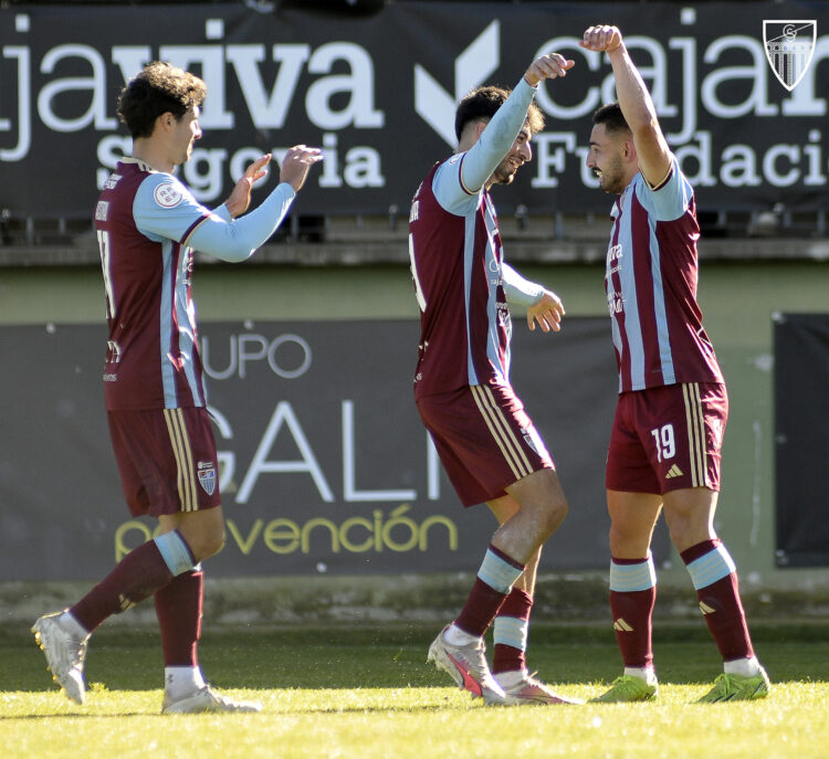 Ramsés Gil, entrenador de la Segoviana: “No hay ningún estadio como La Albuera” 1 Los jugadores de la Sego celebran el gol de Davo en su encuentro ante el Lugo./JUAN MARTÍN-G. SEGOVIANA