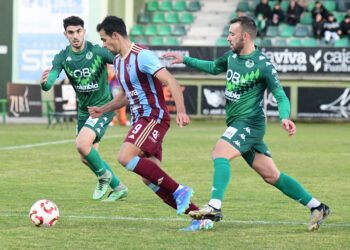 Diego Gómez busca hacerse un hueco en el área ante la presión de dos rivales durante el partido entre Segoviana y Arenteiro./JUAN MARTÍN-G. SEGOVIANA
