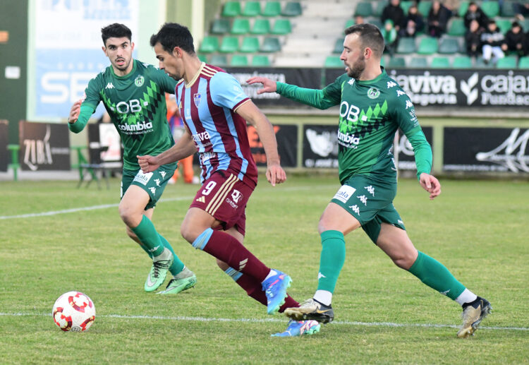 La Segoviana pierde en La Albuera más de un año después frente al Arenteiro 1 Diego Gómez busca hacerse un hueco en el área ante la presión de dos rivales durante el partido entre Segoviana y Arenteiro./JUAN MARTÍN-G. SEGOVIANA
