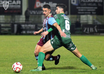 Davo pelea por un balón con un rival en el duelo entre Segoviana y Arenteiro./JUAN MARTÍN-G. SEGOVIANA