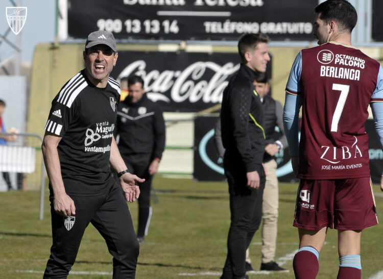 Ramsés Gil: “El Nástic es un equipo hecho para ganar” 1 Ramsés Gil da instrucciones desde el banquillo en el partido entre Segoviana y Lugo./JUAN MARTÍN-G. SEGOVIANA