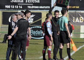 Ramsés Gil da instrucciones desde el banquillo en el partido entre Segoviana y Lugo./JUAN MARTÍN-G. SEGOVIANA