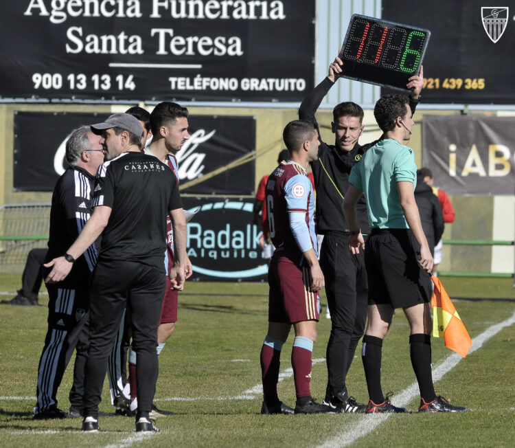 Ramsés Gil da instrucciones desde el banquillo en el partido entre Segoviana y Lugo./JUAN MARTÍN-G. SEGOVIANA