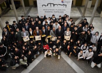 Foto de familia de la comitiva del Korea’s Youth junto a la comitiva de la Diputación./DIP. SEGOVIA