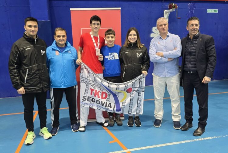 Bronce para Marcos San Lorenzo en el Campeonato Absoluto de Madrid 1 Marcos San Lorenzo posa con el bronce durante la cita celebrada en Arroyomolinos/MIRAFLORES
