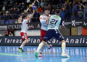 Pablo Herranz pelea con Thiago Souza por ganar la posición en los seis metros, mientras Tioumentsev inicia la acción ofensiva./ ESTEFANÍA HERNÁNDEZ