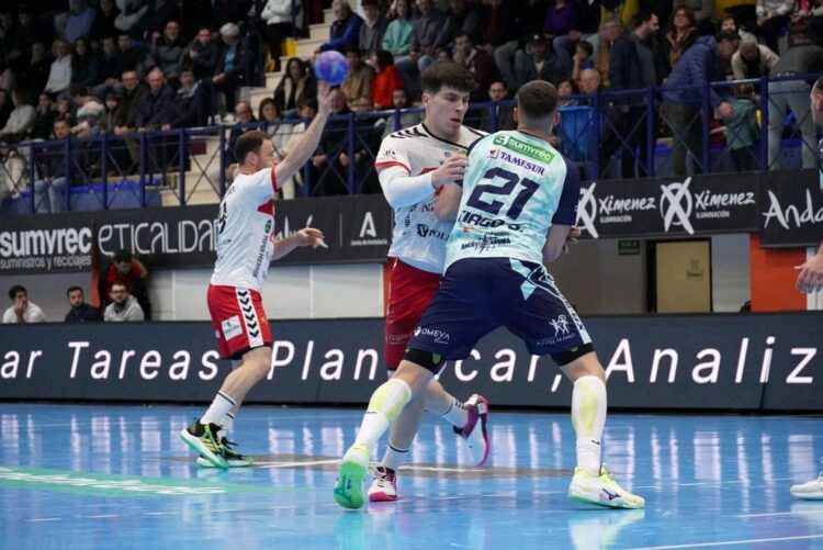 Pablo Herranz pelea con Thiago Souza por ganar la posición en los seis metros, mientras Tioumentsev inicia la acción ofensiva./ ESTEFANÍA HERNÁNDEZ