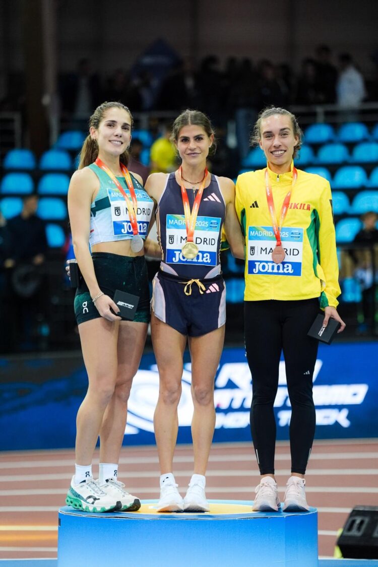 Águeda Marquéz (i) e Idaira Prieto, en el podio del Campeonato de España de 3.000./ FETACYL