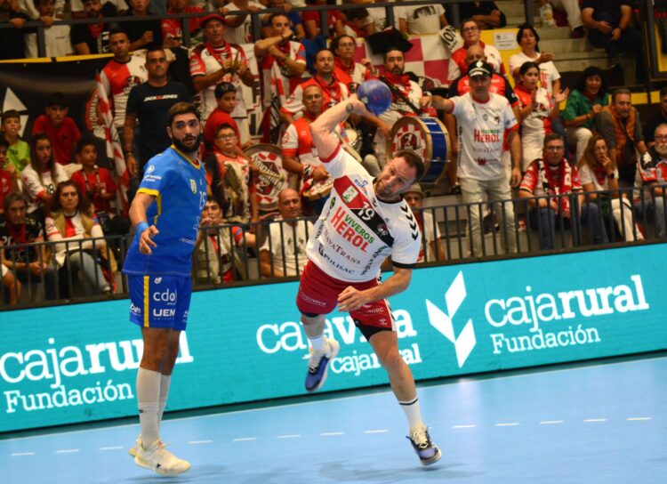 El Balonmano Nava busca la redención en el derbi 1 Sasha Tioumentsev culmina una acción desde los seis metros durante el partido de ida./ AMADOR MARUGÁN
