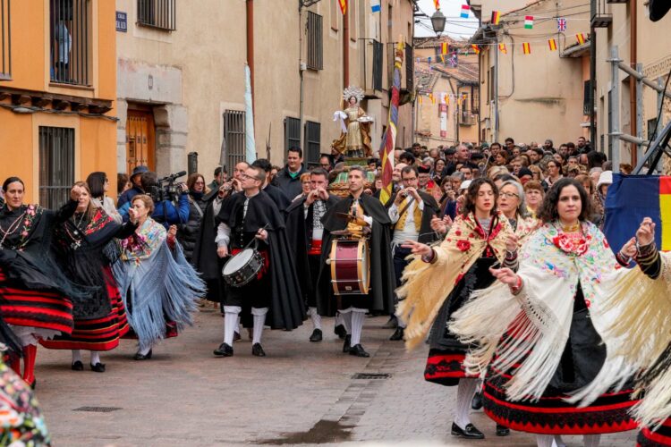 Las zamarriegas, bailando durante la procesión por las calles de Zamarramala. / E.A.