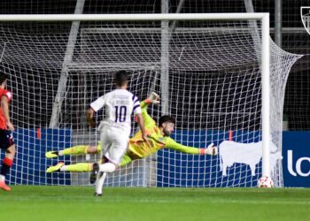 Pablo Carmona se lanza intentando detener un balón que se estrella en el palo durante el partido ante el Osasuna B./ JUAN MARTÍN-G. SEGOVIANA