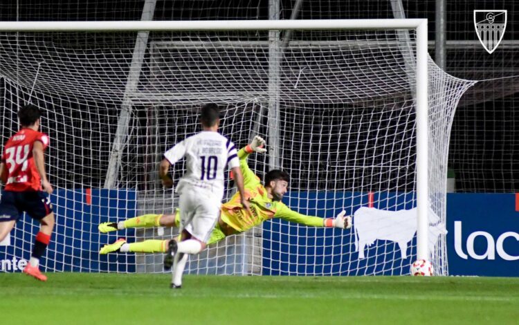 La Segoviana, ante la obligación de ganar 1 Pablo Carmona se lanza intentando detener un balón que se estrella en el palo durante el partido ante el Osasuna B./ JUAN MARTÍN-G. SEGOVIANA