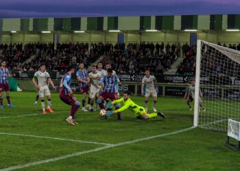 Farrell intenta aprovechar una indecisión del portero del Osasuna B tras una falta botada por Fer Llorente. / HÉCTOR CRIADO