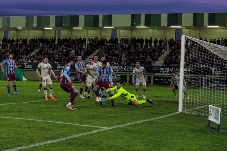 Farrell intenta aprovechar una indecisión del portero del Osasuna B tras una falta botada por Fer Llorente. / HÉCTOR CRIADO