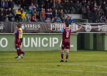 Hugo Díaz abre los brazos mientras que Farrell se lamenta en una acción del partido del domingo./ HÉCTOR CRIADO
