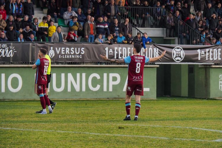 La Segoviana se va al diván 1 Hugo Díaz abre los brazos mientras que Farrell se lamenta en una acción del partido del domingo./ HÉCTOR CRIADO