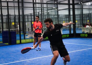 Un jugador devuelve de revés durante un encuentro del Circuito./ DIPUTACIÓN