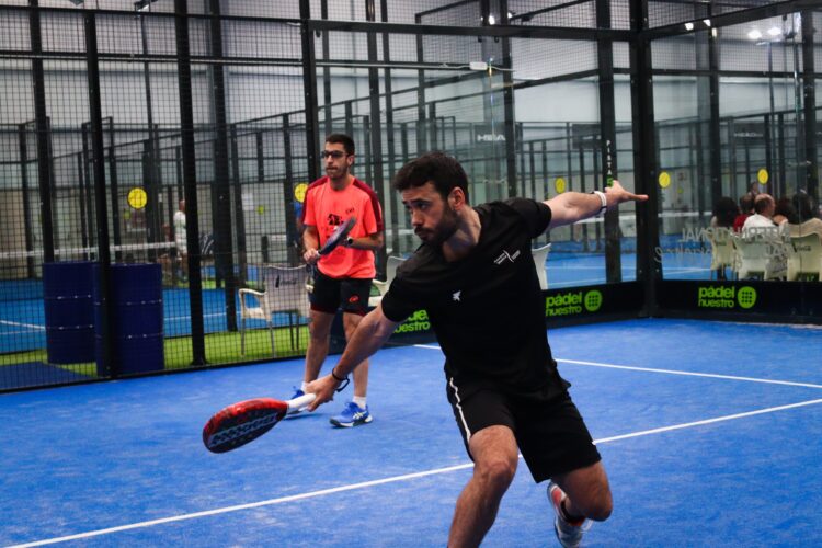 Un jugador devuelve de revés durante un encuentro del Circuito./ DIPUTACIÓN