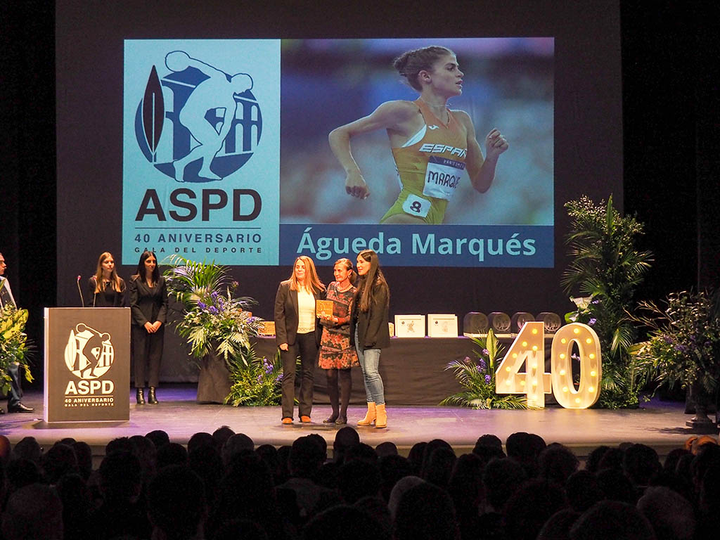Cuarenta años conmemorando la excelencia del deporte segoviano 3 La madre de la atleta Águeda Marqués recoge el galardón. / HÉCTOR CRIADO