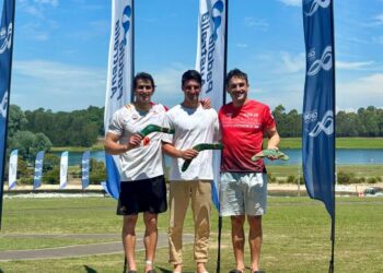 David Llorente, a la izquierda del podio de la competición en Australia. / RFEP