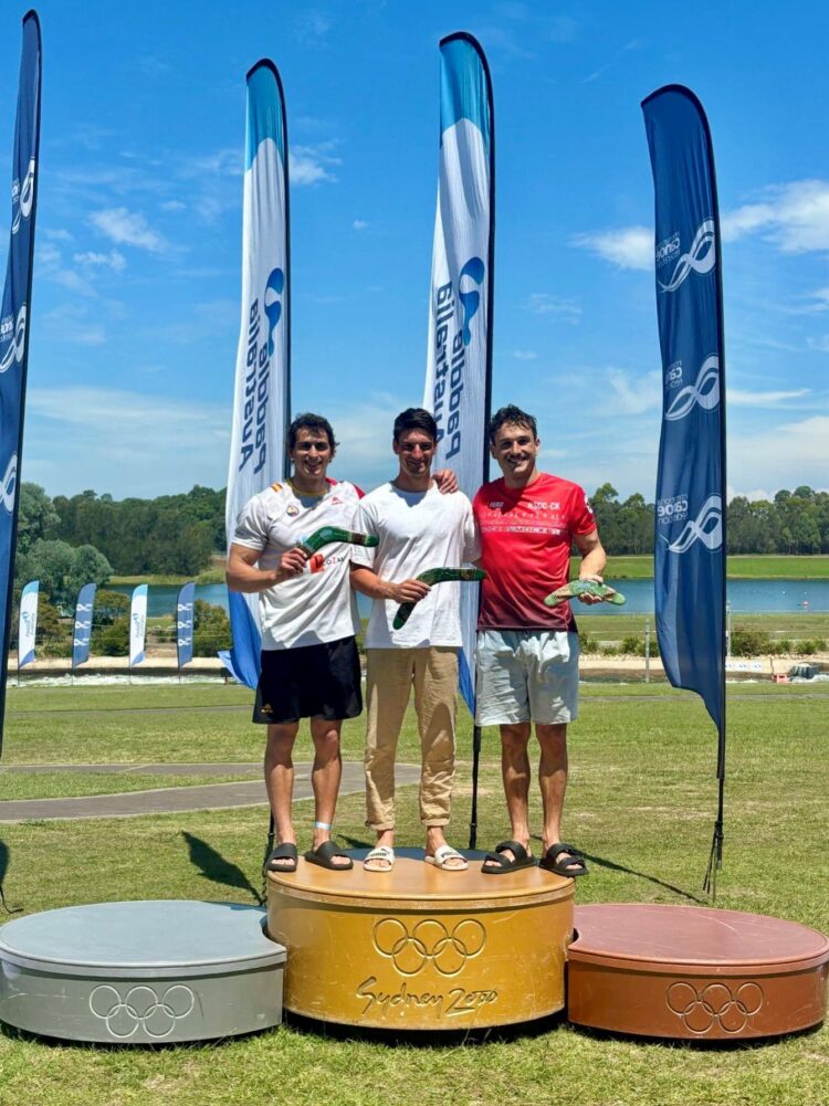 David Llorente, a la izquierda del podio de la competición en Australia. / RFEP