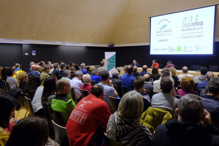 Un momento de la charla que ofreció el doctor Gómez Sánchez./ E.A.