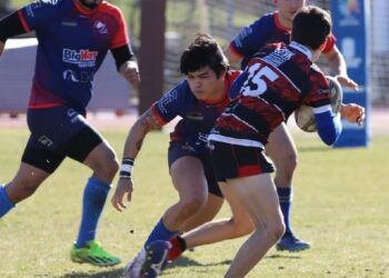 El jugador del BigMat Tabanera intenta frenar el avance de un contrario durante el partido./ RAC LOBOS