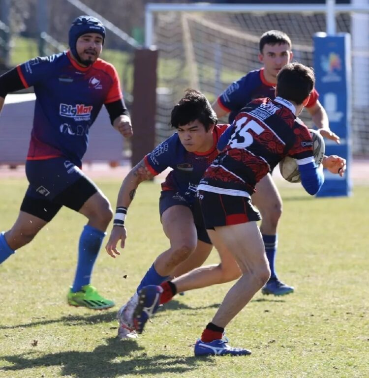 El jugador del BigMat Tabanera intenta frenar el avance de un contrario durante el partido./ RAC LOBOS