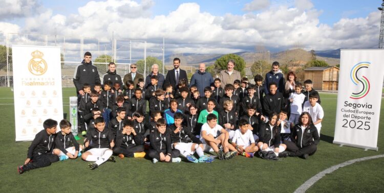 Foto de familia de los participantes en la Escuela Sociodeportiva de la Fundación Real Madrid./ FUNDACIÓN REAL MADRID