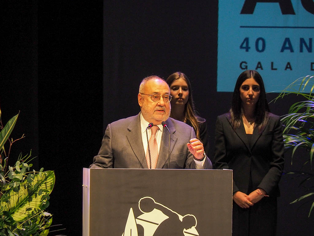 Cuarenta años conmemorando la excelencia del deporte segoviano 4 El periodista deportivo Alfredo Relaño interviene en la Gala del Deporte. / HÉCTOR CRIADO